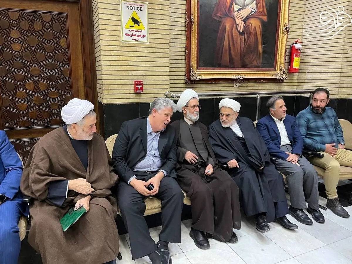 ازدحام بیسابقه در مراسم ختم برادر تاجزاده؛ از حضور محمدرضاخاتمی و بهزاد نبوی تا گپ و گفت مهدی هاشمی با عبدالله نوری + تصاویر