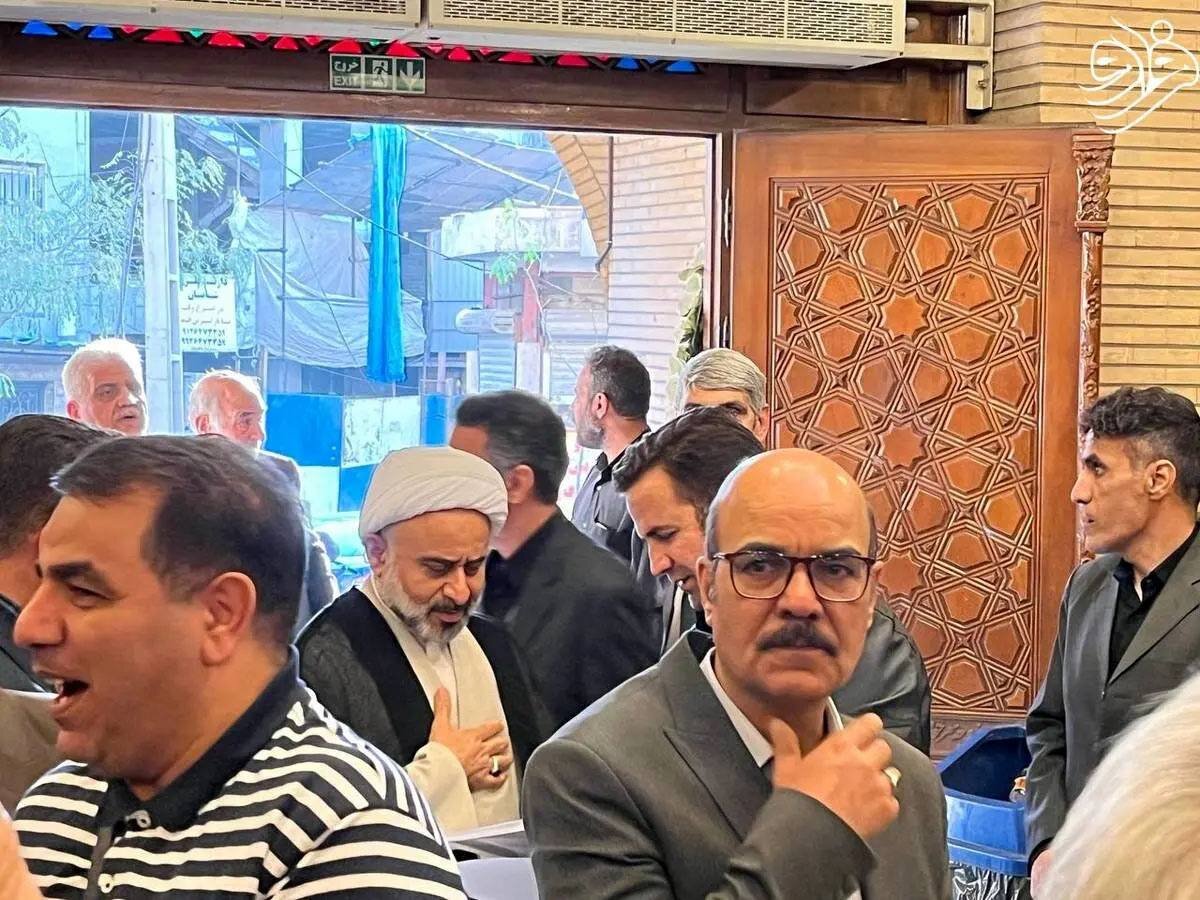 ازدحام بیسابقه در مراسم ختم برادر تاجزاده؛ از حضور محمدرضاخاتمی و بهزاد نبوی تا گپ و گفت مهدی هاشمی با عبدالله نوری + تصاویر