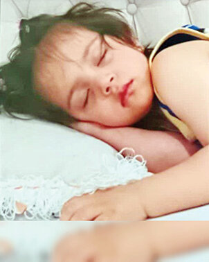 دختر 5/2 ساله سبزواری چگونه از پنجره اتاق به کوچه سقوط کرد/ کار خوبی که پدر جانا انجام داد