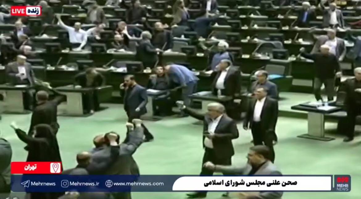 شعار مرگ بر آمریکا و مرگ بر اسرائیل در صحن مجلس