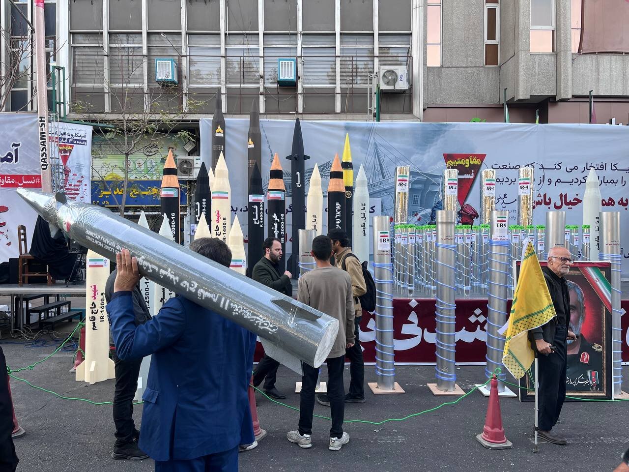 نمایش موشک و سانتریفیوژهای ایرانی در حاشیه راهپیمایی ۱۳ آبان+ تصاویر