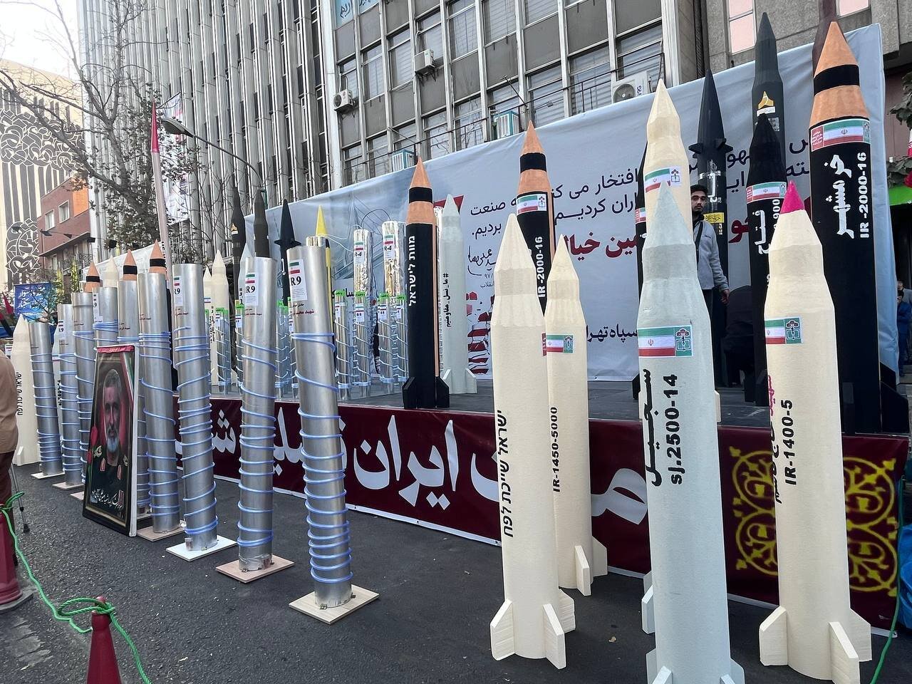 نمایش موشک و سانتریفیوژهای ایرانی در حاشیه راهپیمایی ۱۳ آبان+ تصاویر