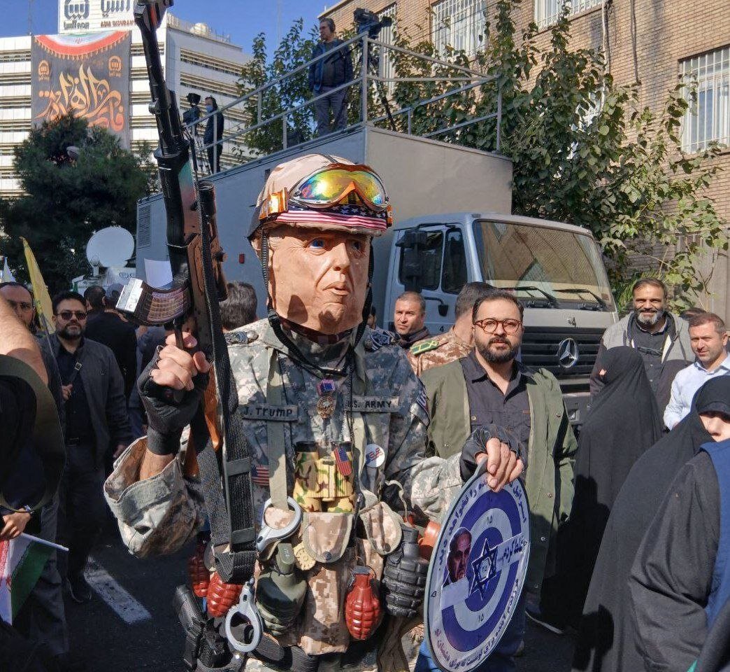 حضور ترامپ با لباس نظامی / ترامپ و نتانیاهو دادگاهی شدند/ قابهایی از حاشیه راهپیمایی ۱۳ آبان