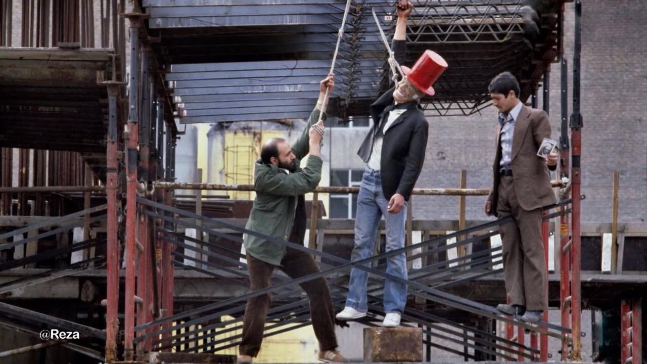 عکس | اعدام نمایشی جیمی کارتر توسط دانشجویان پیرو خط امام در سال ۱۳۵۸