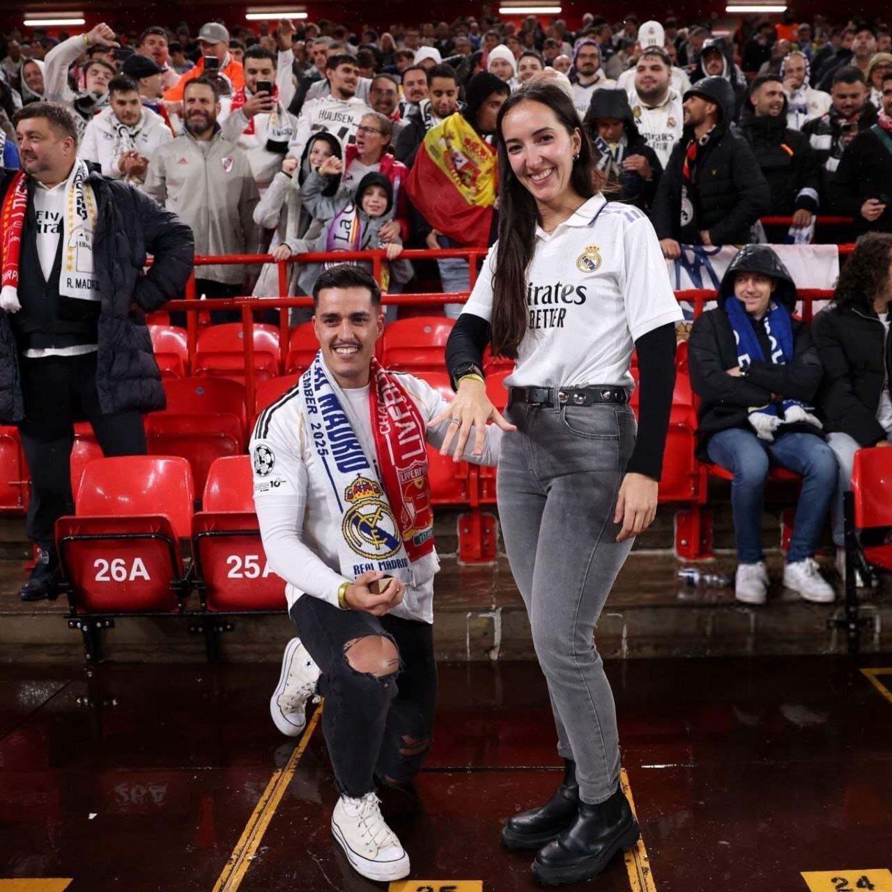 عکس| خواستگاری و جواب مثبت در حساسترین بازی لیگ قهرمانان اروپا!