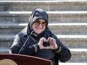 ببینید |  واکنش سخنگوی دولت به انتشار عکس خبرساز از خود در حال نشان دادن نماد قلب