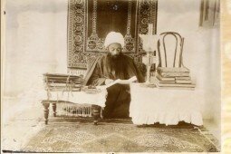 ردپای «رشدیه» در چوب زدن تجار توسط علاءالدوله حاکم تهران!/ شریف کاشانی از پشت پرده مشروطه میگوید