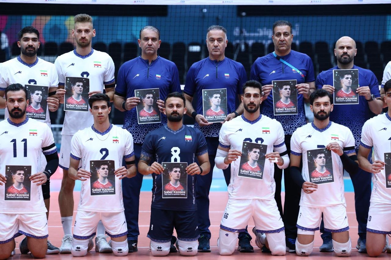 عکس| صابر کاظمی در کنار والیبالیستهای ایران در ریاض