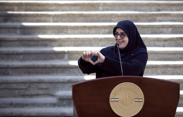 حمله روزنامه اصولگرا به فاطمه مهاجرانی / دولت هرچه سریعتر این سخنگو را تغییر دهد / رفتار او برای فضای اینستاگرام خوب است نه فضای رسمی