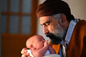 صدای نخستین؛ اذان در گوش نوزاد، صدایی که با تولد آغاز می‌شود