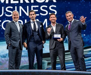 عکس | اهدای کلید شهر میامی به لیونل مسی در مقابل ترامپ