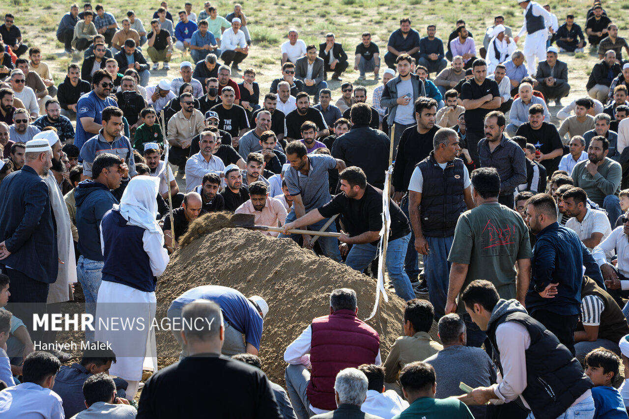 تصاویر مراسم خاکسپاری صابر کاظمی در زادگاهش