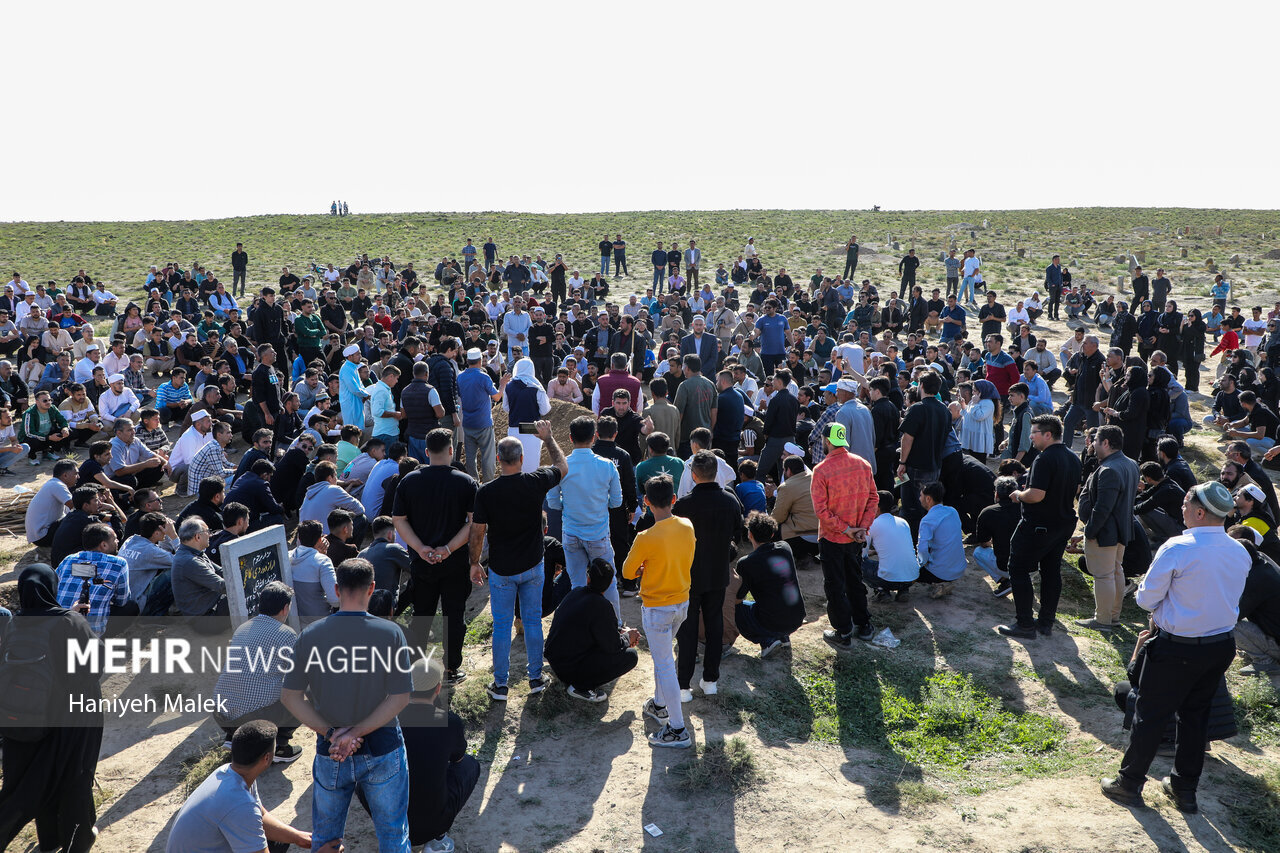 تصاویر مراسم خاکسپاری صابر کاظمی در زادگاهش 7