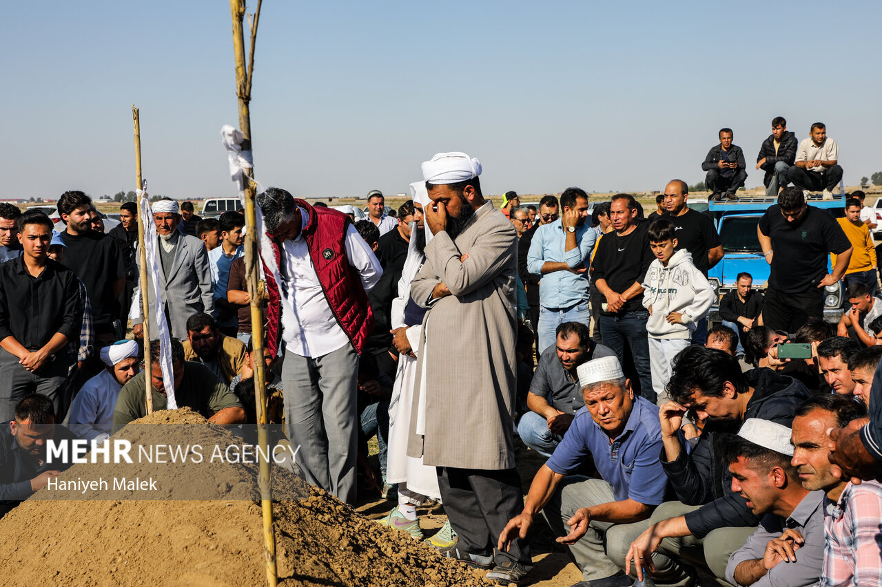 تصاویر مراسم خاکسپاری صابر کاظمی در زادگاهش 8