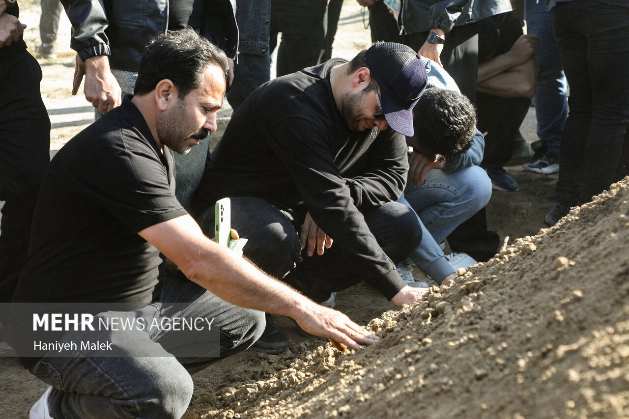 تصاویر مراسم خاکسپاری صابر کاظمی در زادگاهش 13