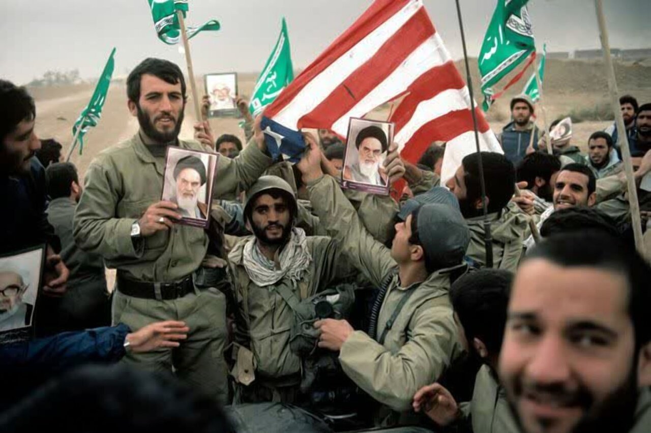 پاره کردن پرچم آمریکا توسط رزمندگان ایرانی در جبهه ها + تصویر