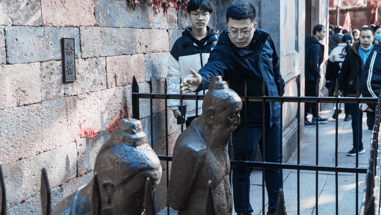 دو مجسمه منفور در چین که هر روز از هزاران نفر کتک می‌خورند