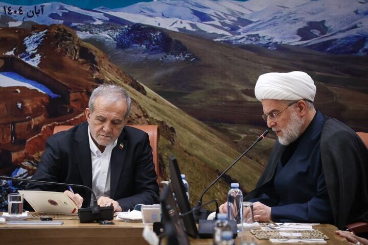 دیدار پزشکیان با جمعی از علما و روحانیون استان کردستان