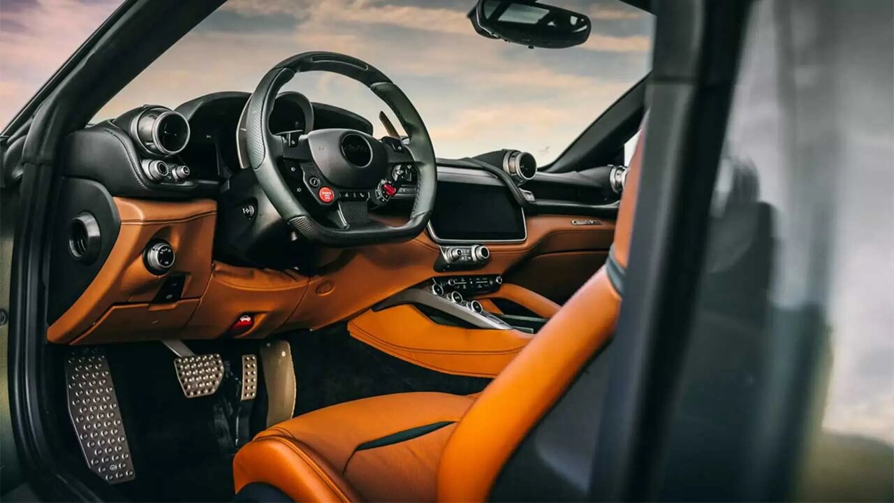 فراری به آفرود می‌رود / غرش موتور ۱۲ سیلندر در بیابان‌ها