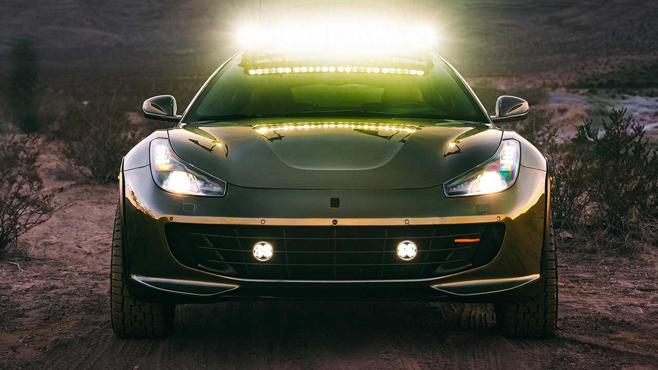 فراری به آفرود می‌رود / غرش موتور ۱۲ سیلندر در بیابان‌ها