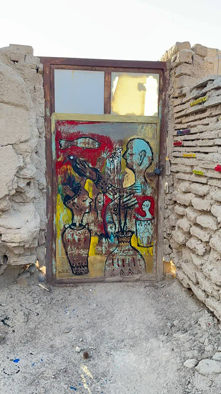 «ارت‌در» در دل کویر سمنان؛ وقتی درهای بیابانک به قاب‌های نقاشی بدل شدند