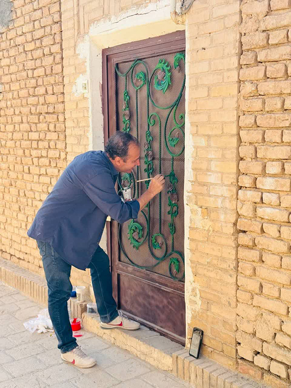 «ارت‌در» در دل کویر سمنان؛ وقتی درهای بیابانک به قاب‌های نقاشی بدل شدند