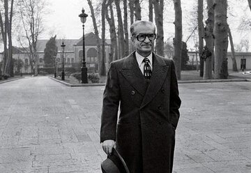 عکس/ بازدید محمدرضا پهلوی از دبیرستان البرز؛ سال ۱۳۵۳