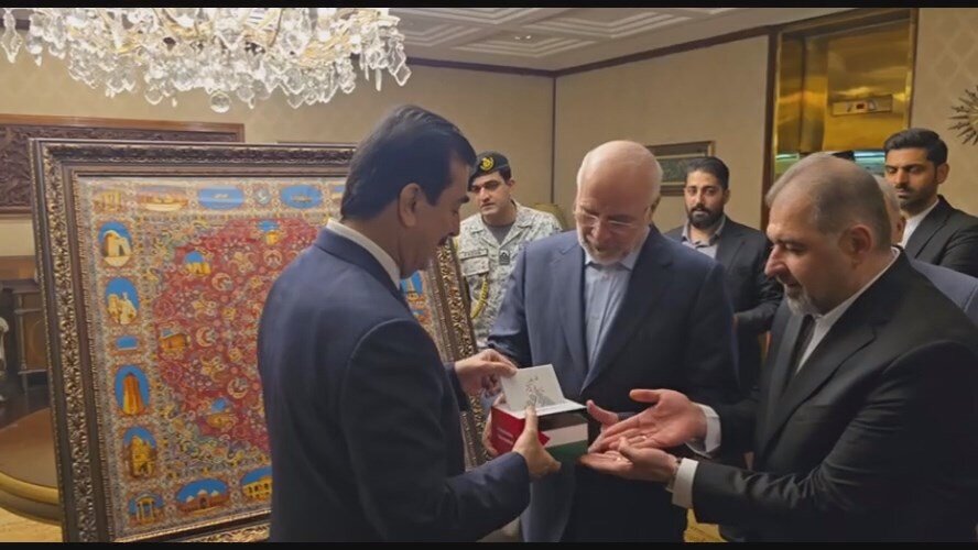 قالیباف کتاب رهبر انقلاب را به رئیس جمهور پاکستان اهدا کرد