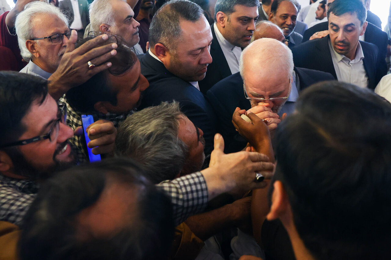 بوسه قالیباف بر دست نمازگذار پاکستانی/ تصاویر دیدنی از حضور رییس مجلس در نمازجمعه کراچی