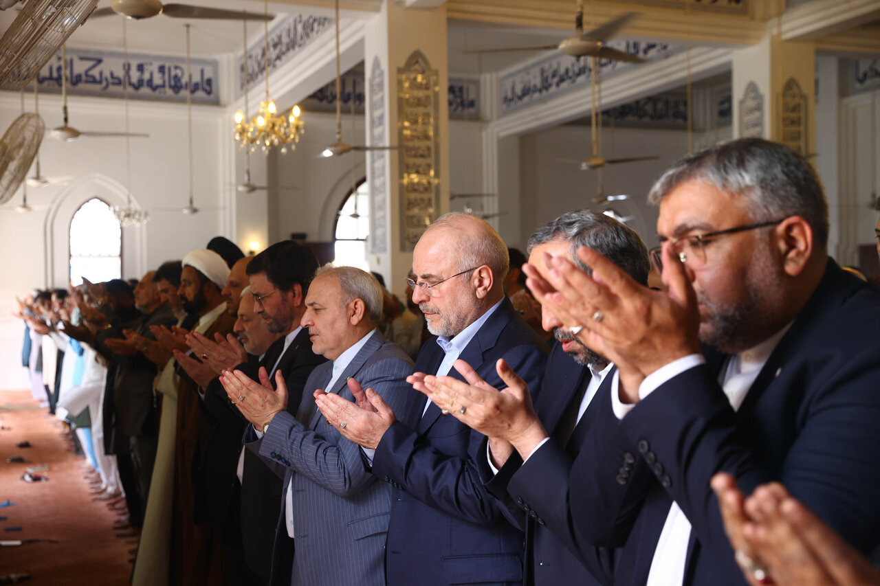 بوسه قالیباف بر دست نمازگذار پاکستانی/ تصاویر دیدنی از حضور رییس مجلس در نمازجمعه کراچی