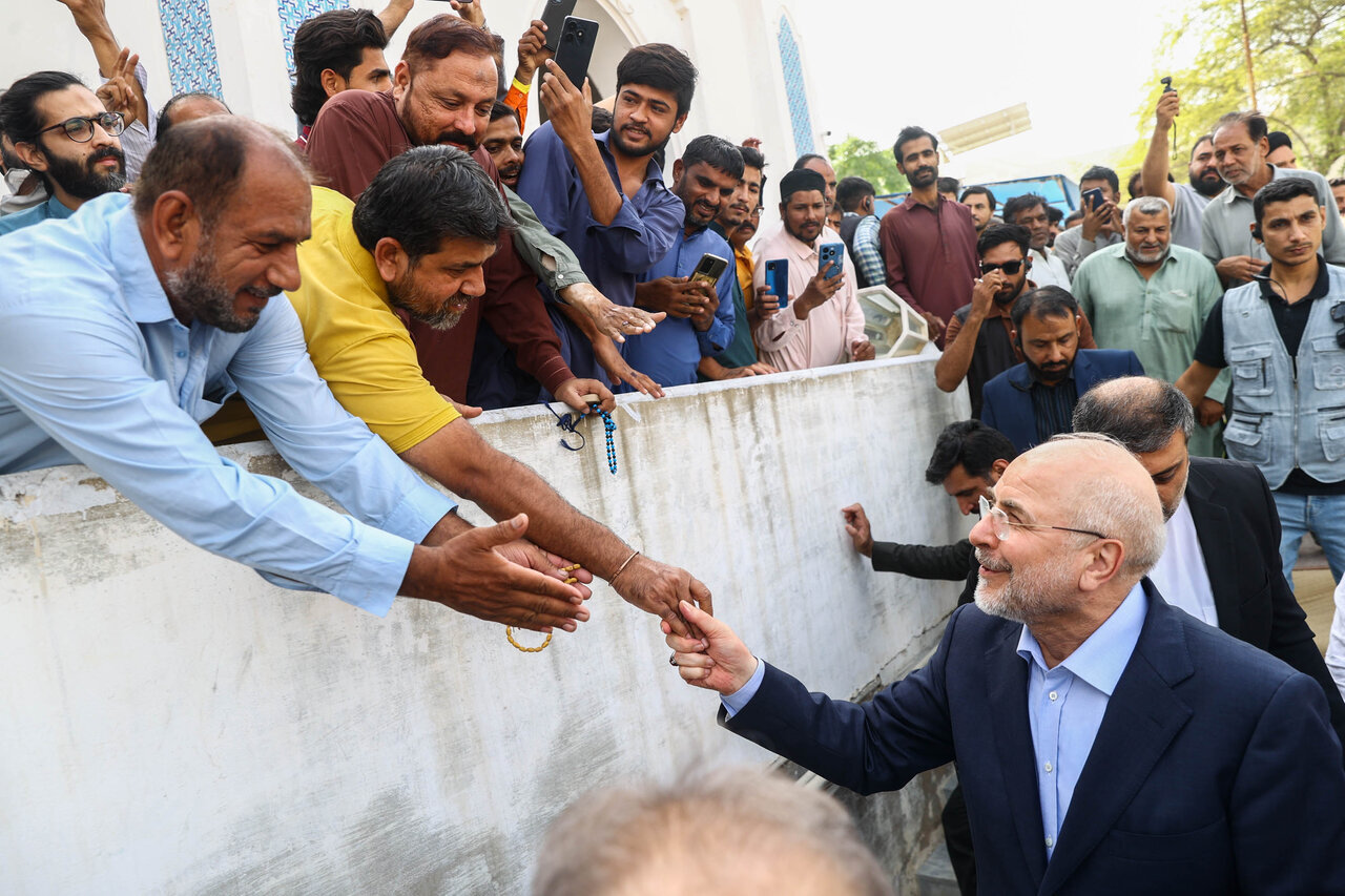 بوسه قالیباف بر دست نمازگذار پاکستانی/ تصاویر دیدنی از حضور رییس مجلس در نمازجمعه کراچی