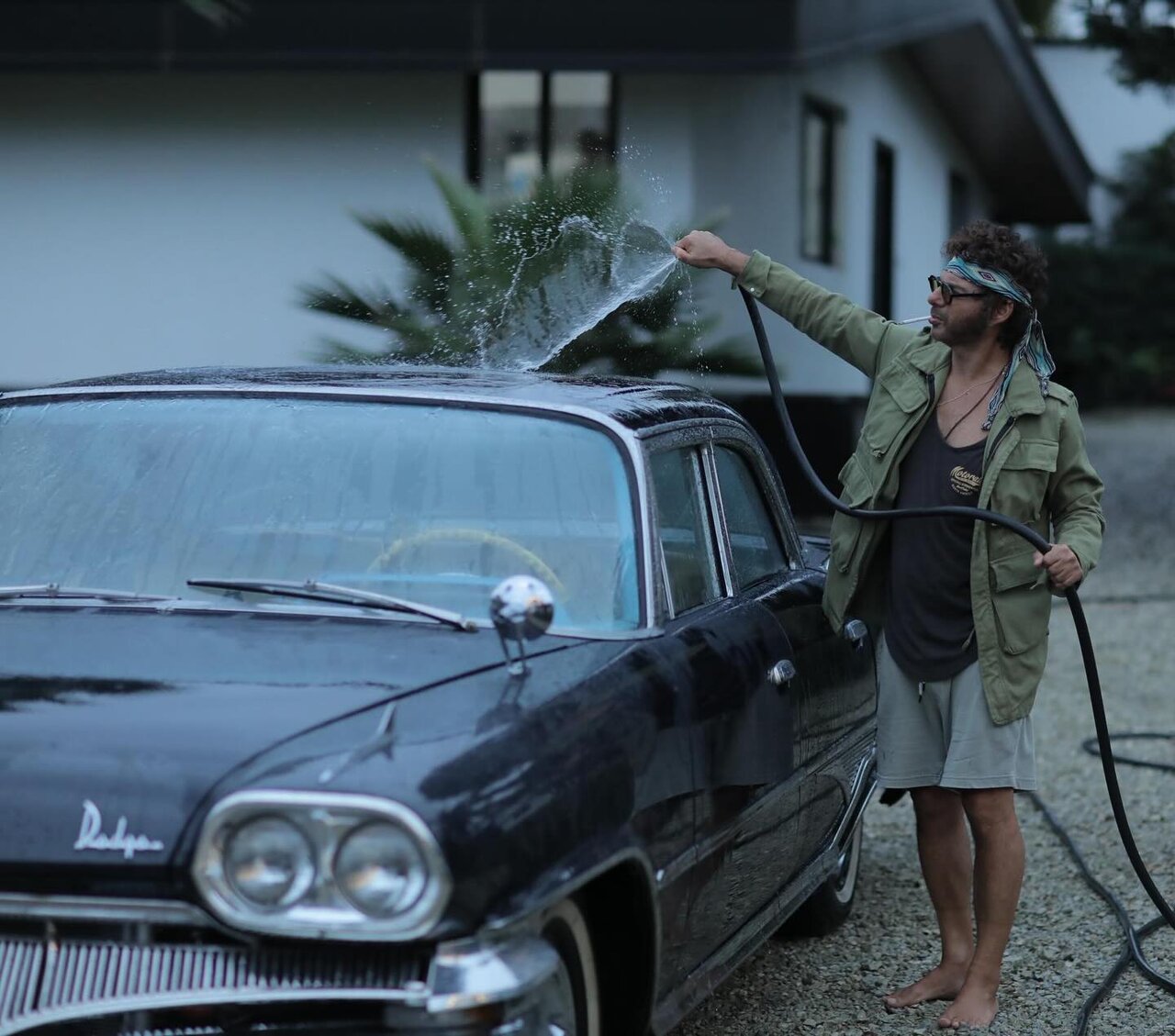 عکس | استایل پیمان معادی در حال شستن ماشین در فیلم جدیدش!