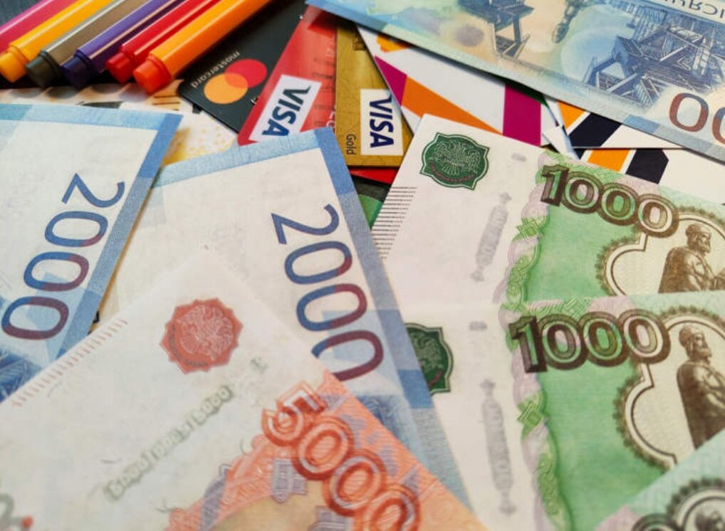 اخیراً خبری در مورد کارگری منتشر شده که به‌طور ناخواسته حقوق کل کارگران یک کارخانه به حساب شخصی‌اش واریز شده است. این حادثه باعث بروز چالش‌هایی برای او و مدیریت کارخانه گردیده و سوالاتی را درباره نحوه مدیریت پرداخت‌ها و نظارت مالی مطرح کرده است.