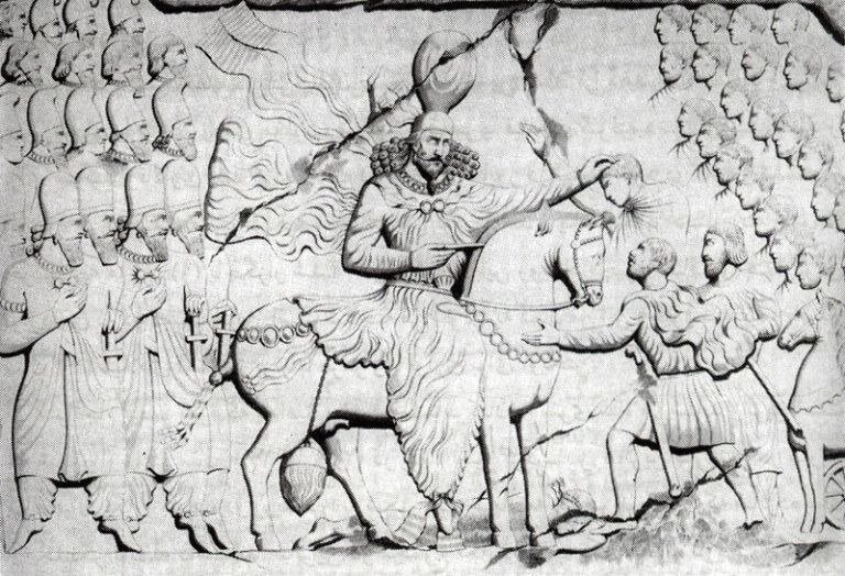 تندیس میدان انقلاب، دور از واقعیت/ مشاور تاریخی کنار مجسمهساز بوده؟