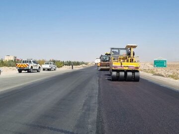 عملیات بهسازی و شانه‌سازی در جاده ترانزیتی سیرجان - حاجی‌آباد آغاز شد