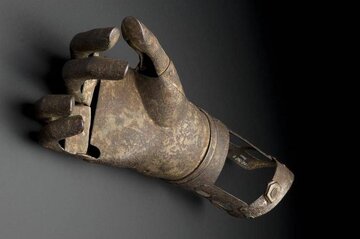 جنگجوی باستانی مسلمان با پروتز دست