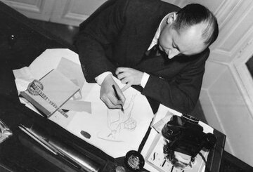 این مرد با طراحی دامن بلند زنان را به جان هم انداخت/ اکثر کارهایش را پس از گرفتن فال ورق انجام می‌داد