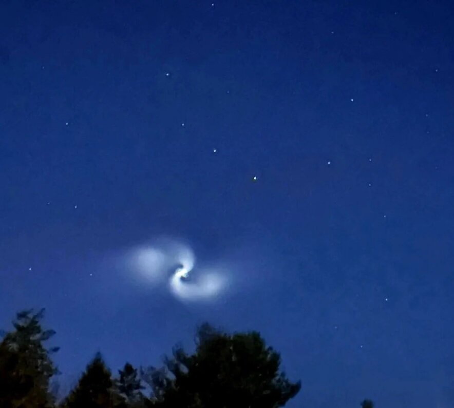 ماجرای نور مارپیچی مرموز در آسمان یک کشور خبرساز شد/ عکس