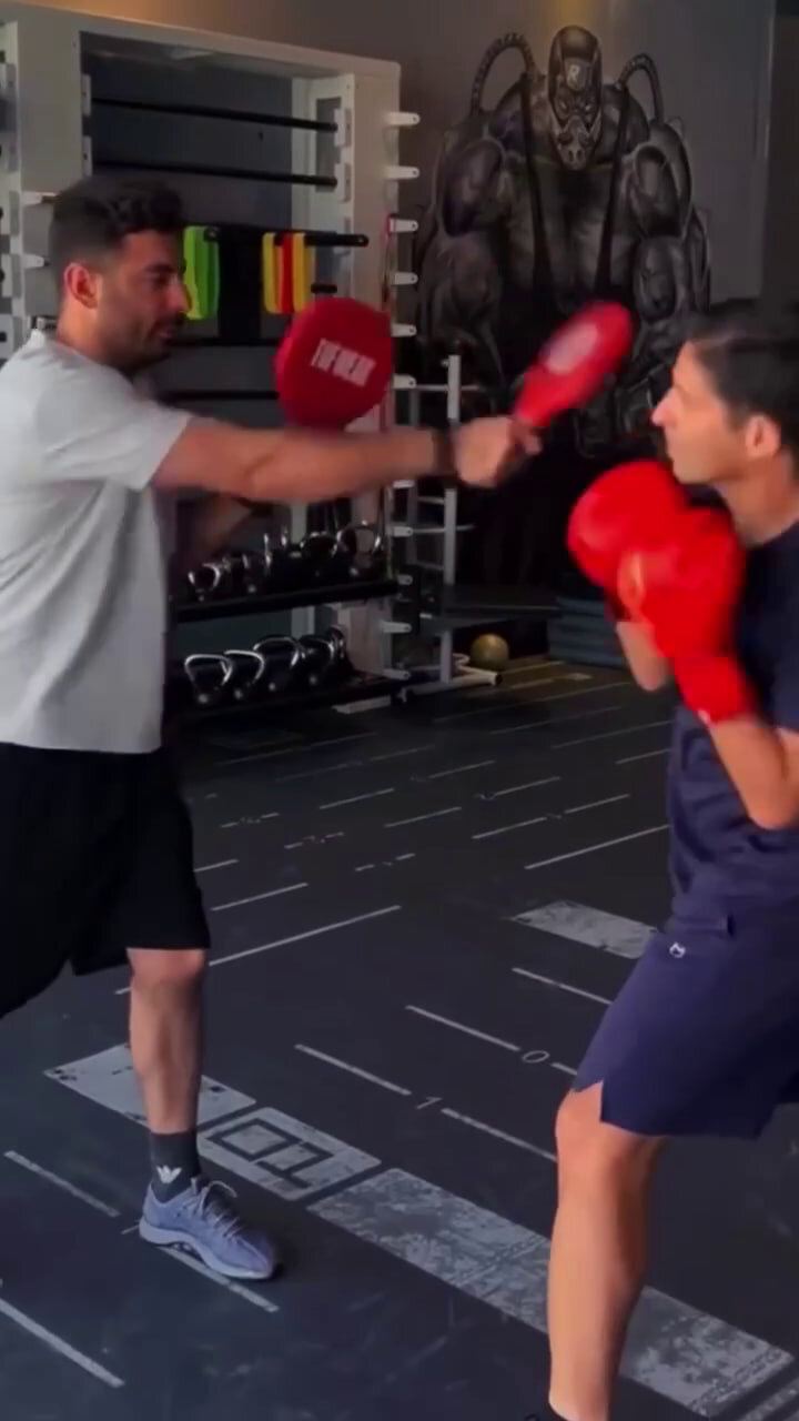 عکس| فرود هلی کوپتر قرمز در رینگ بوکس!