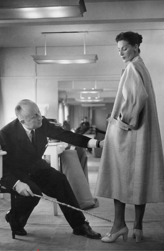 این مرد با طراحی دامن بلند زنان را به جان هم انداخت/ اکثر کارهایش را پس از گرفتن فال ورق انجام می‌داد