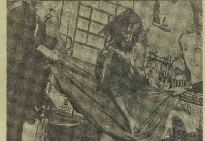 این مرد با طراحی دامن بلند زنان را به جان هم انداخت/ اکثر کارهایش را پس از گرفتن فال ورق انجام می‌داد