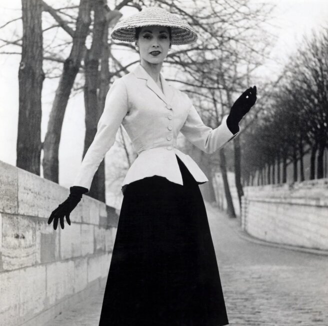 این مرد با طراحی دامن بلند زنان را به جان هم انداخت/ اکثر کارهایش را پس از گرفتن فال ورق انجام می‌داد