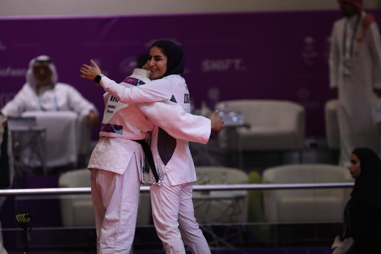 عکس| بوسه بر پیشانی پرچمدار برنزی ایران در ریاض