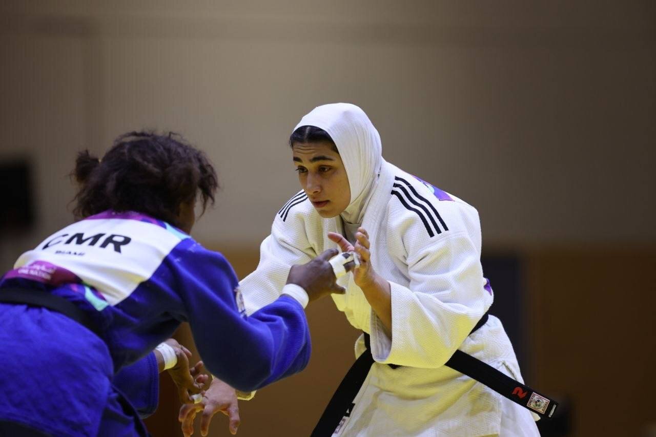 عکس| بوسه بر پیشانی پرچمدار برنزی ایران در ریاض