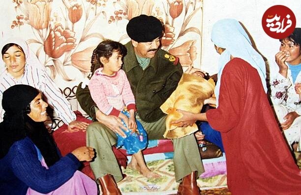 عکس/ صدام حسین در حال بازدید از یک خانواده کشاورز در موصل؛ سال ۱۳۶۲