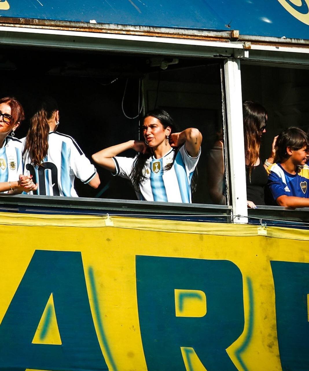 عکس | دوآ لیپا با لباس آرژانتین تماشاگر ویژه سوپرکلاسیکو 3