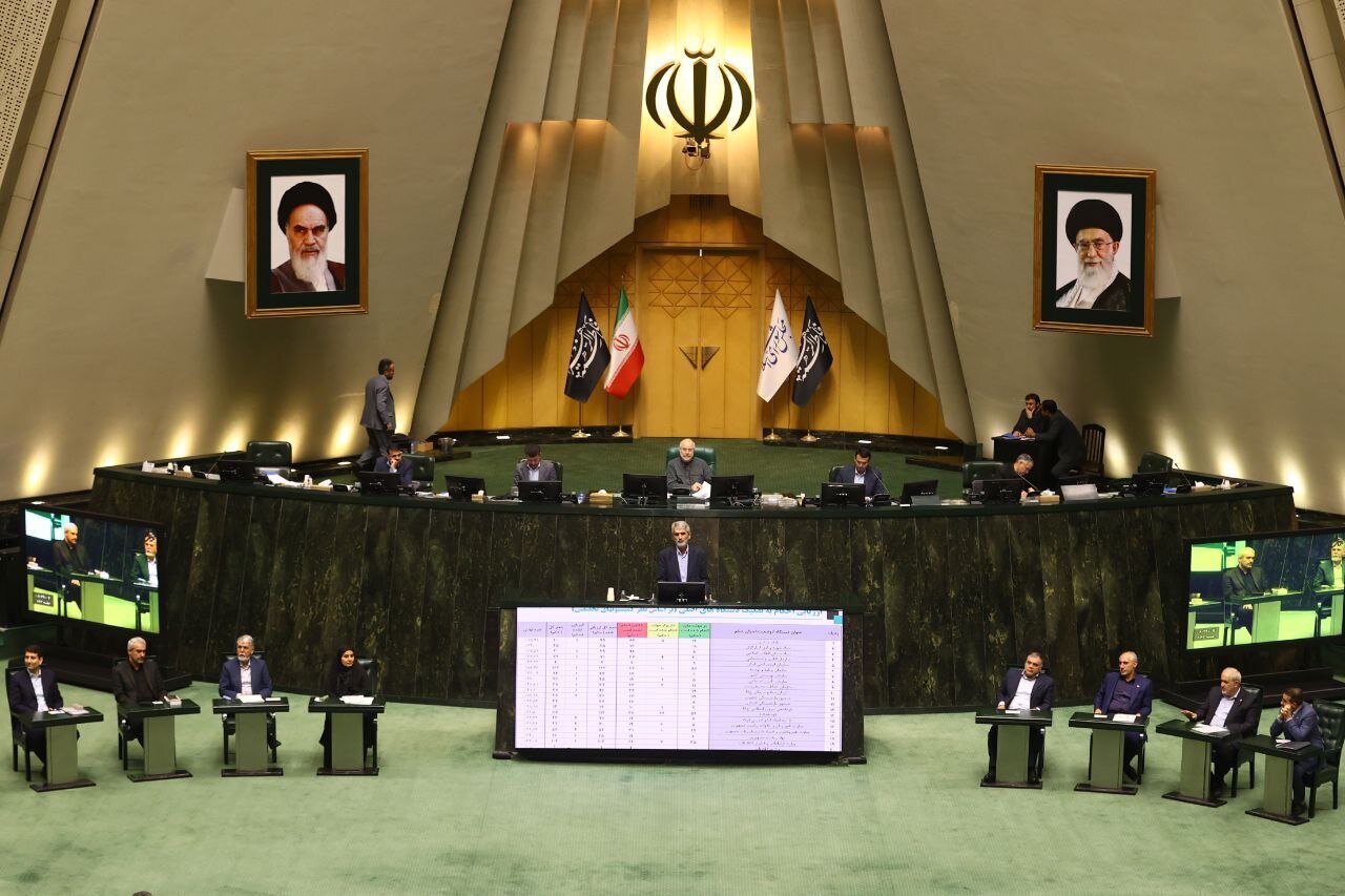 چینش متفاوت صندلی وزرا در صحن امروز مجلس+عکس