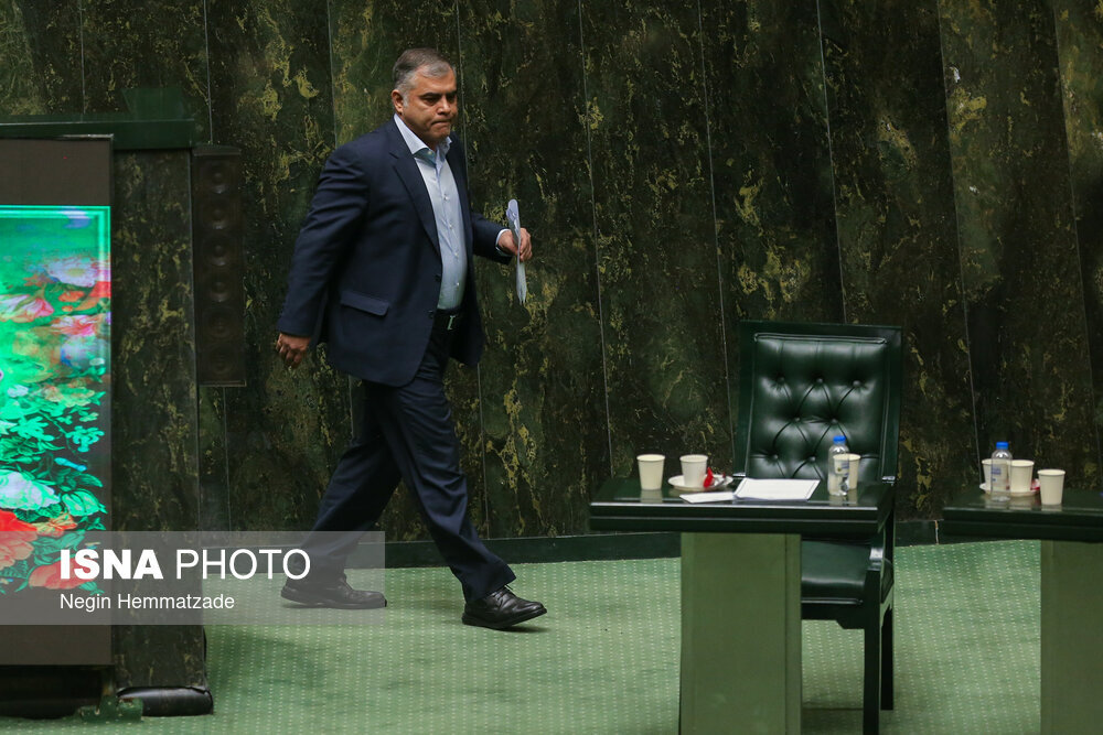 ژست مشترک وزیر نفت و وزیر راه بعد از گزارش عملکرد به مجلس + عکس