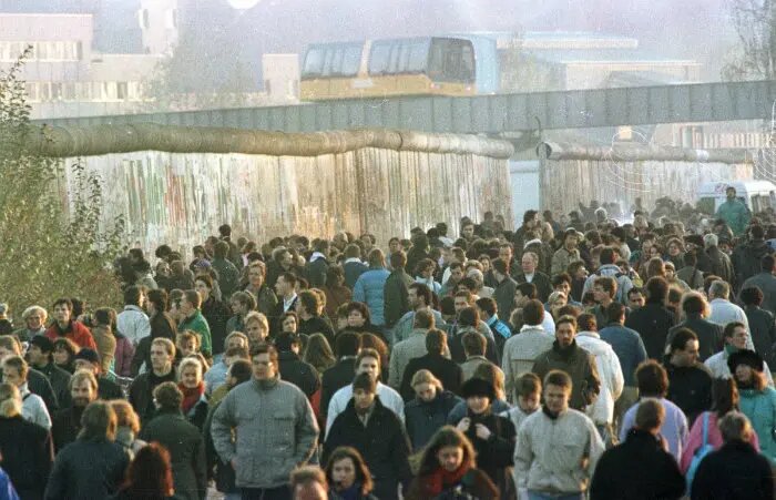 هفده قاب خیره‌کننده از لحظه فروریختن دیوار برلین