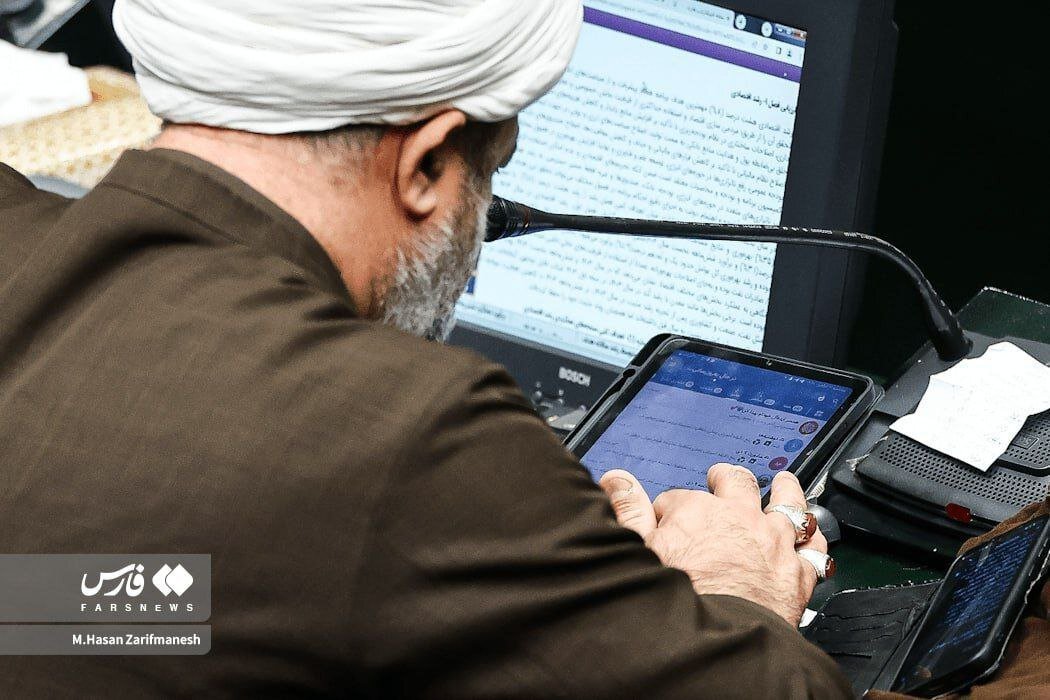 عکس | تصویری از حمید رسایی نماینده مجلس در حال چک کردن تلگرام!